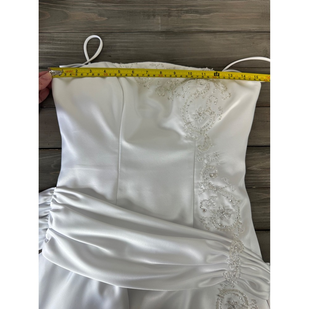strapless satin white wedding gown from Essense of Australia with beading Size 8 - Picture 15 of 16